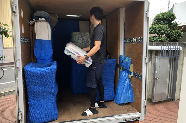 荷物積んでる