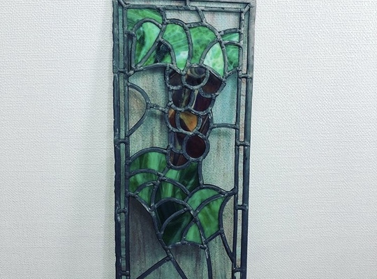 ブドウ柄のステンドグラス